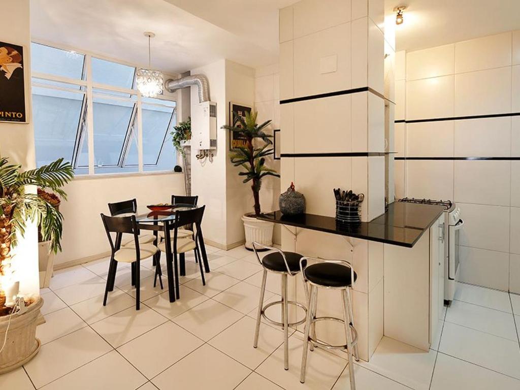  Estiloso 3 quartos para 6 pessoas no posto 5 em Copacabana!