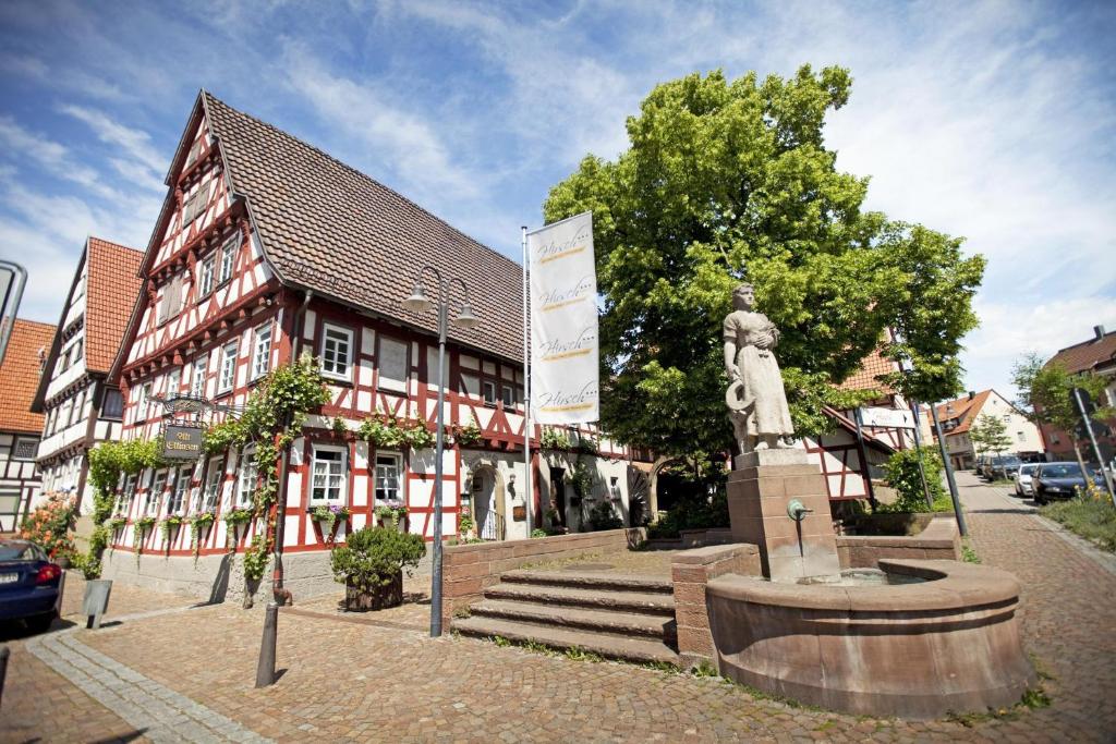 una estatua frente a un edificio con un edificio en Hotel Hirsch, en Leonberg