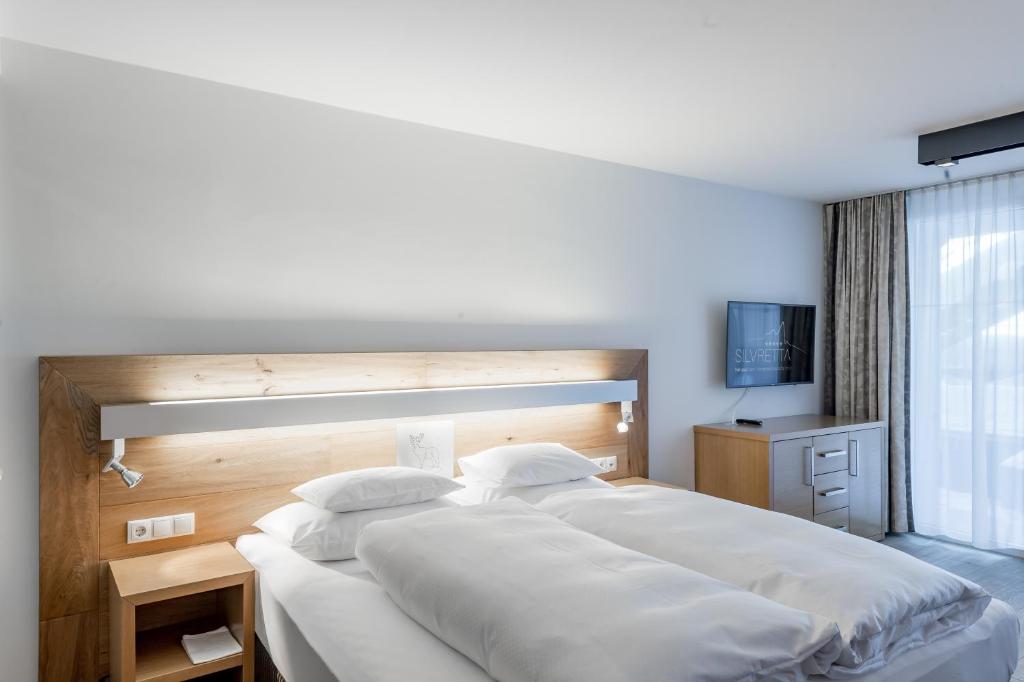 Postel nebo postele na pokoji v ubytování Sport- und Genusshotel Silvretta