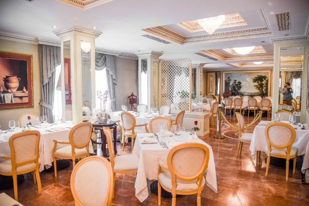 スイス ダイヤモンド ホテル プリシュティナにあるレストランまたは飲食店