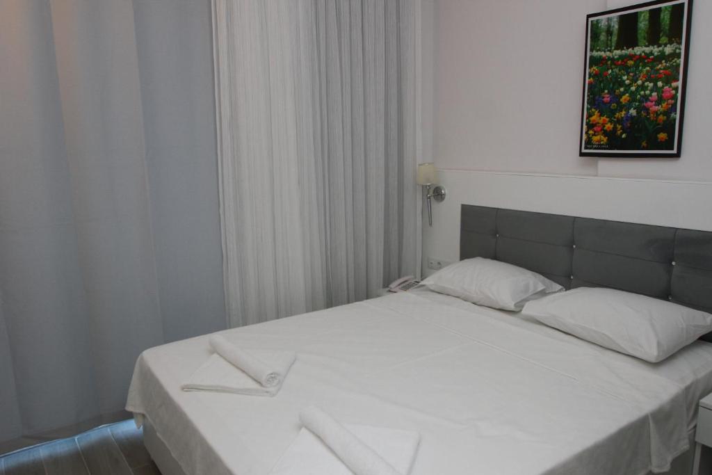A bed or beds in a room at LİMAN BOUTIQUE OTEL