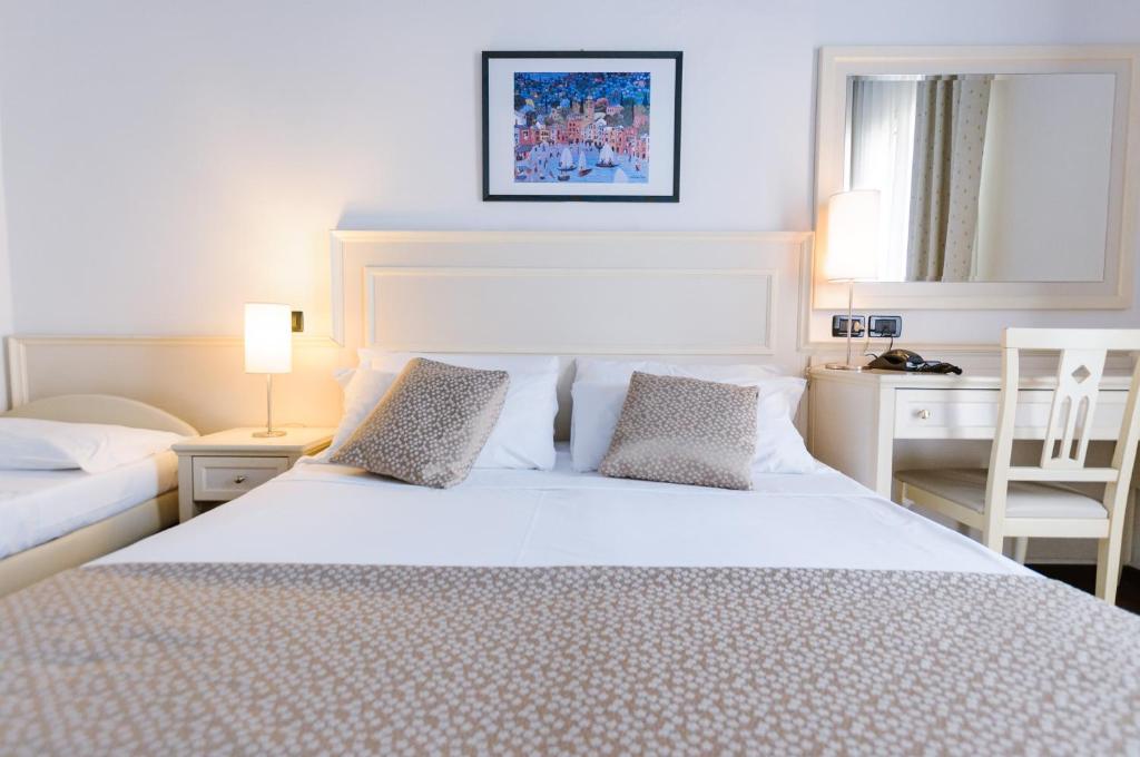 Postel nebo postele na pokoji v ubytování Hotel Fra I Pini