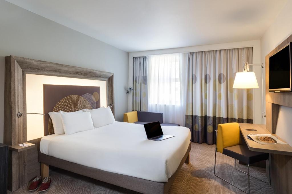 een hotelkamer met een bed met een laptop erop bij Novotel Ipswich Centre in Ipswich