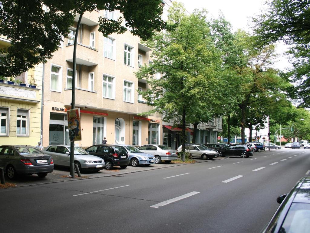 una calle con coches estacionados al costado de la carretera en Planet Berlin City Apartments en Berlín