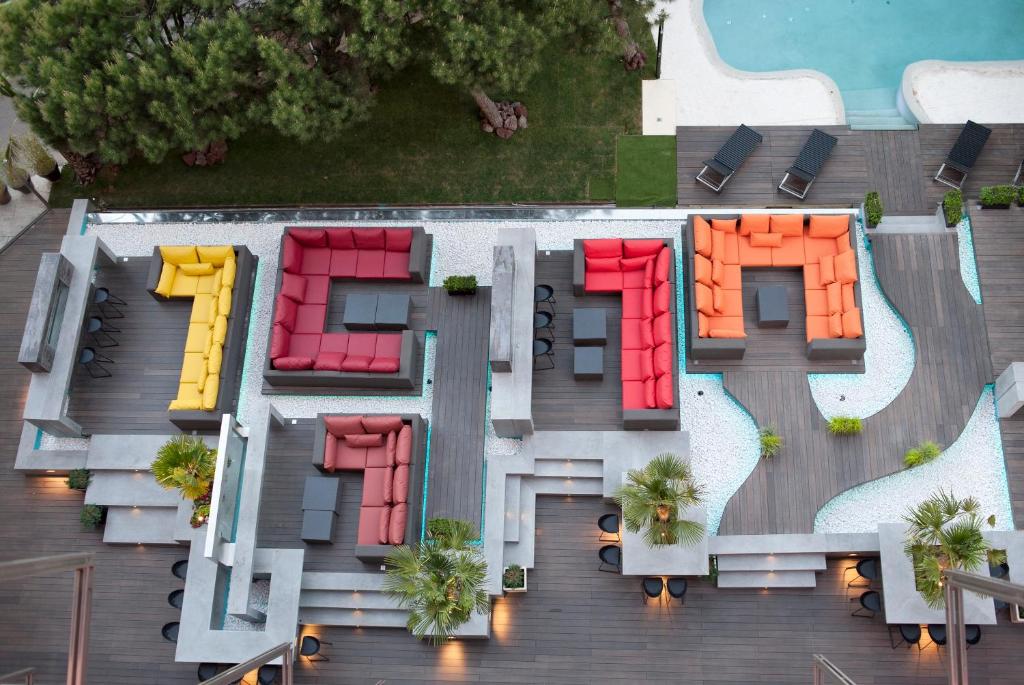 Bazén v ubytování Hotel Puerta America nebo v jeho okolí