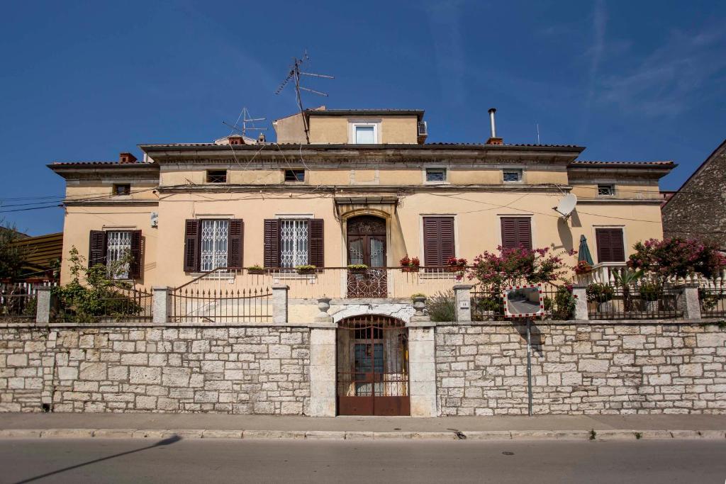 emanuel apartman
