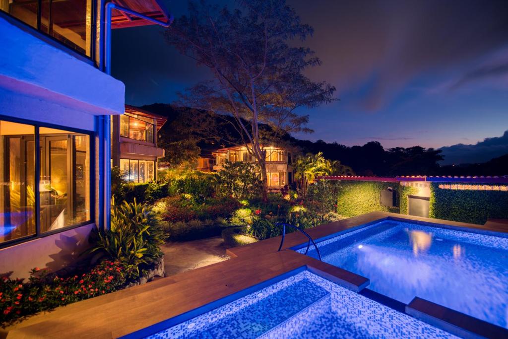uma casa com piscina à noite em The Inn at Palo Alto em Boquete