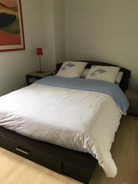 カオールにあるallees des soupirsのベッドルーム(白いシーツを使用した大型ベッド1台付)