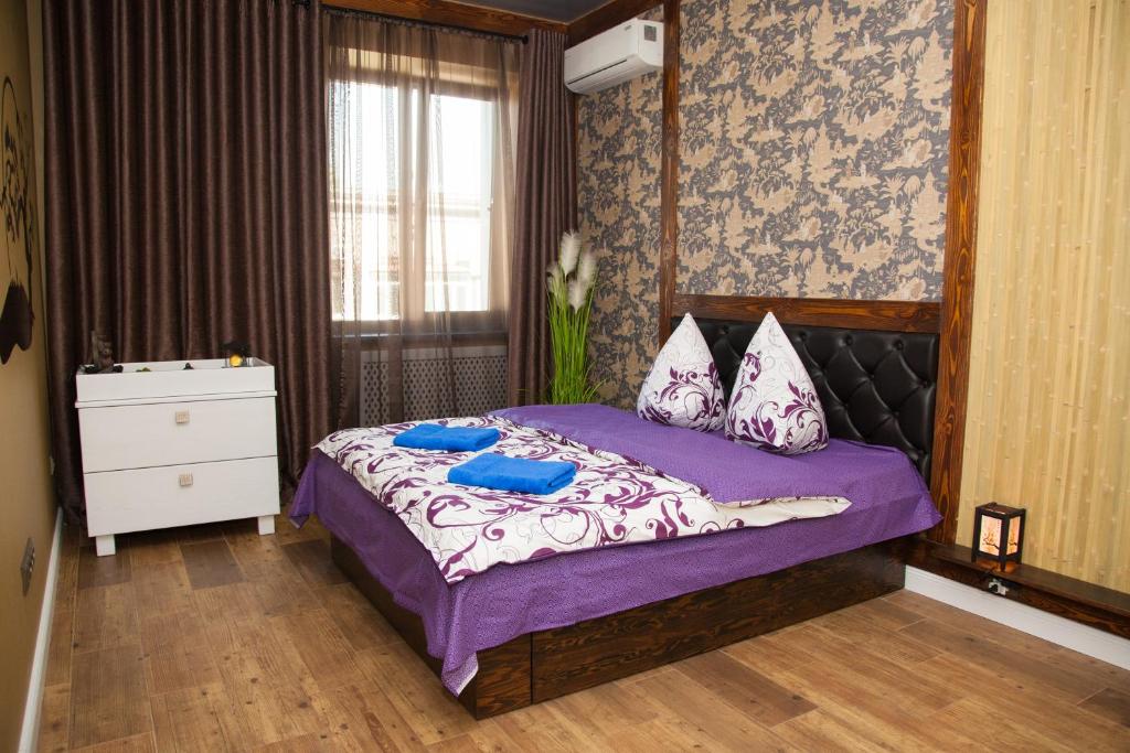 a bedroom with a purple bed with blue dishes on it at VIP Apartment on Lobanovskogo 19 Street in Zaporozhye