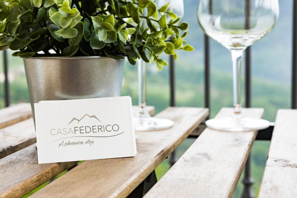 特雷莫西內的住宿－Casa Federico，一张桌子,上面放着盆子和酒杯