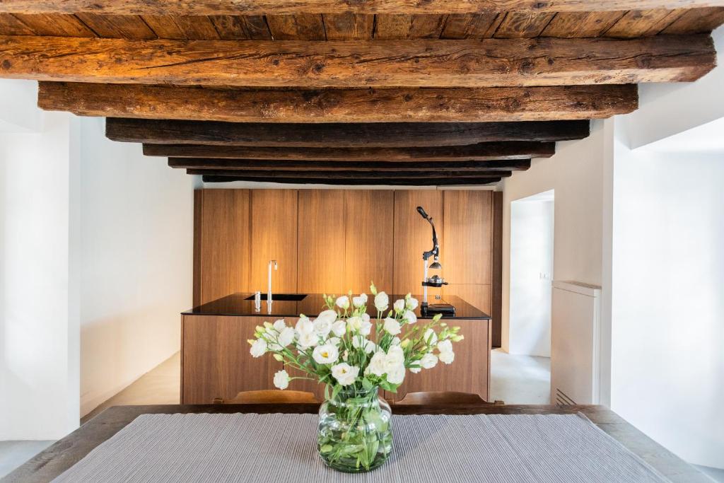 un vaso di fiori seduto su un tavolo di Shades of Como with Private Terrace by Rent All Como a Como