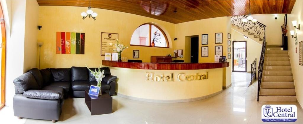 a lobby with a leather couch in a hotel control room at Hotel Central Teziutlan in Teziutlán