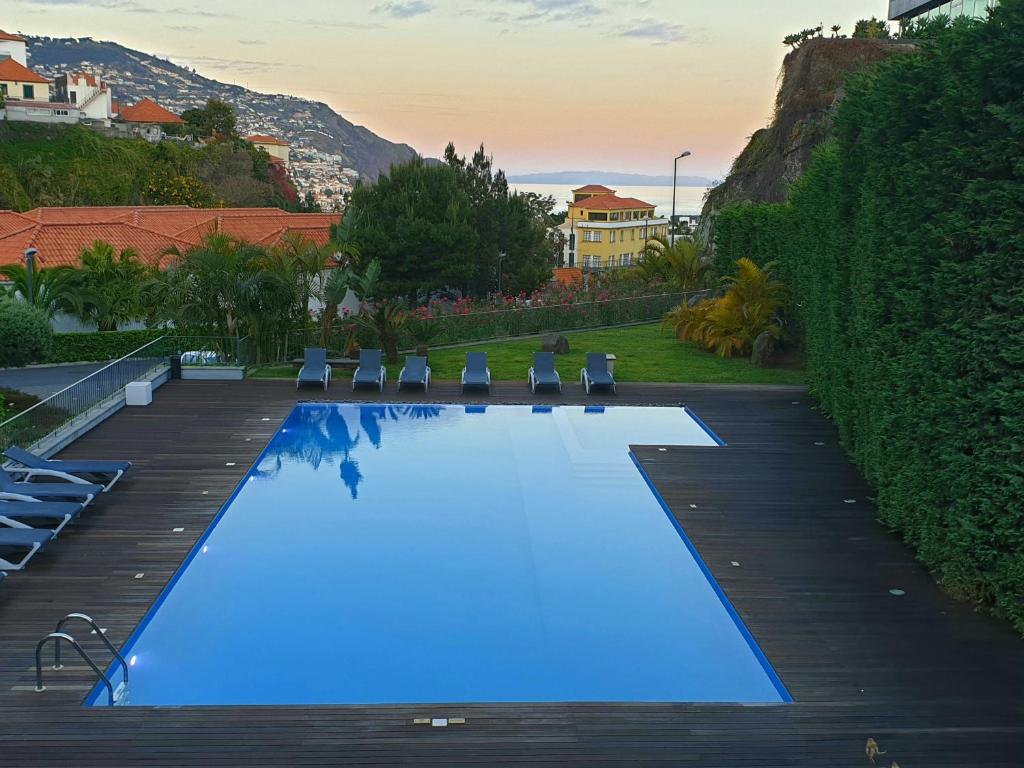 - une piscine d'eau bleue dans un complexe dans l'établissement Funchal View Apartament, à Funchal