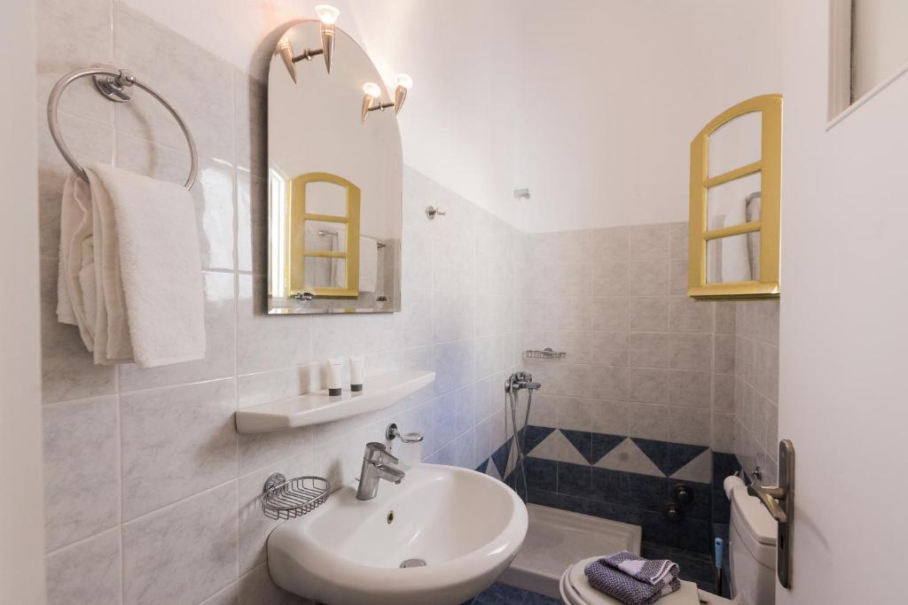 a bathroom with a sink, toilet and bathtub at Sunny Days in Fira
