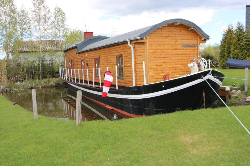 a house boat with a cabin on the water at Dutch hausboat "MOLENDIEP" built 1909 in Mosty