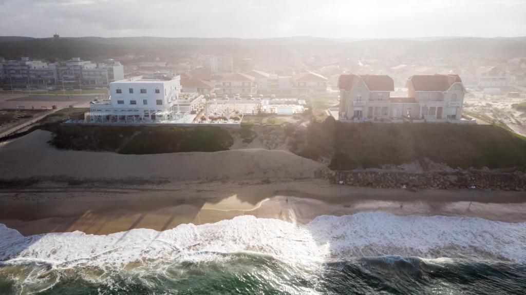 uma vista aérea para o oceano e uma praia em Le Grand Hotel de la Plage em Biscarrosse-Plage