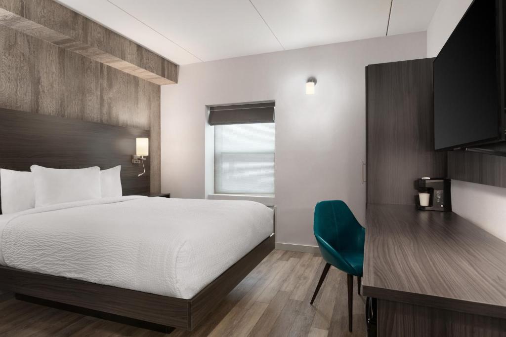 Days Inn by Wyndham Saint John - Queen Studio With Three Queen Beds - Non-Smoking