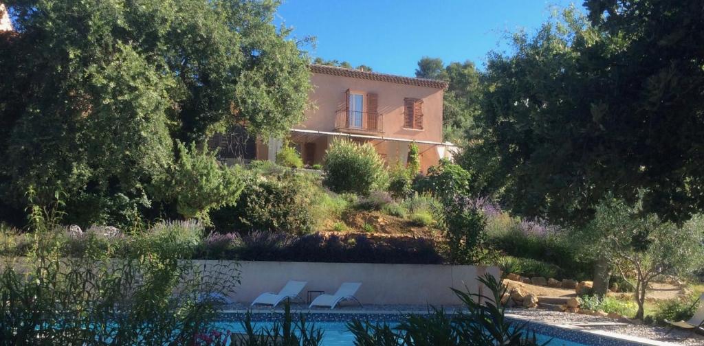 une maison avec une piscine en face d'une maison dans l'établissement Lavandaline, à Entrecasteaux