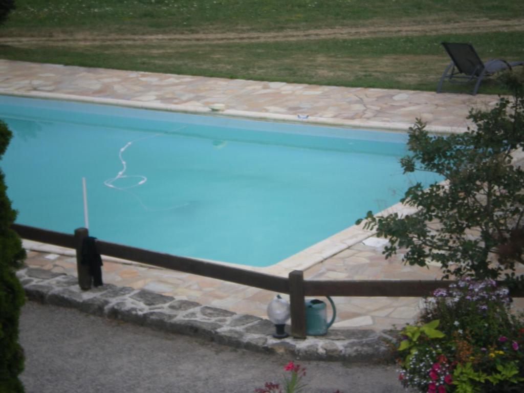Bazén v ubytování L'Auberge Fleurie nebo v jeho okolí
