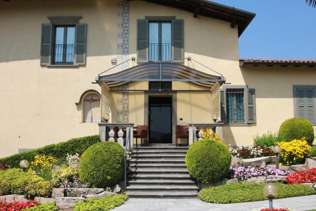 une maison avec un escalier menant à la porte d'entrée. dans l'établissement Galleria Imperiale Suites, à Sarnico