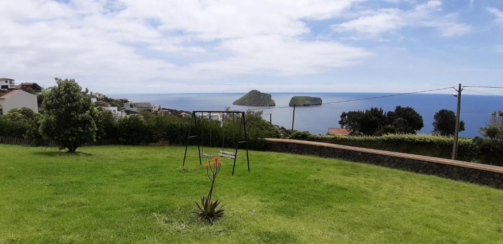 un patio verde con vistas al océano en Ocean Front View, en Angra do Heroísmo