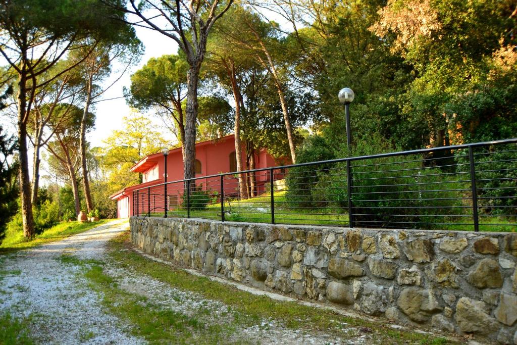 una pared de piedra junto a una valla de piedra en Agriturismo Poggio al Pino, en Montelupo Fiorentino