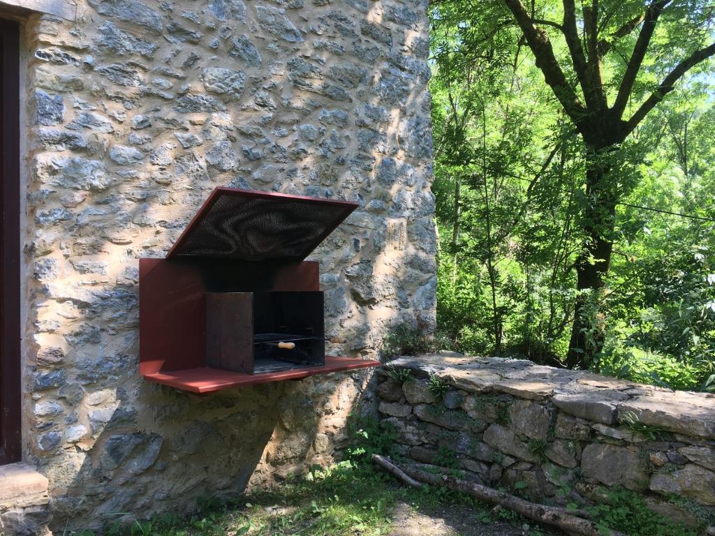 una pared de piedra con una estufa a un lado en Cal Pai, en Pardines