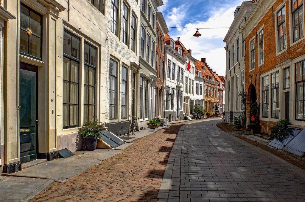 uma rua vazia numa cidade com edifícios em Accommodatie JURPLACE Centrum em Middelburg