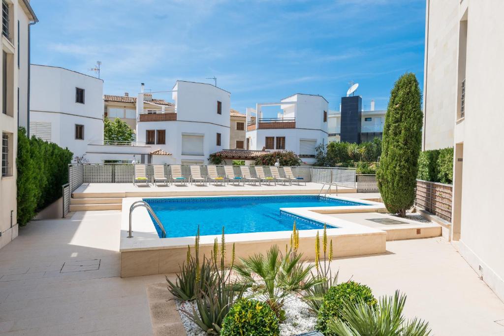 Bazén v ubytování Residencial Llenaire Apartment nebo v jeho okolí