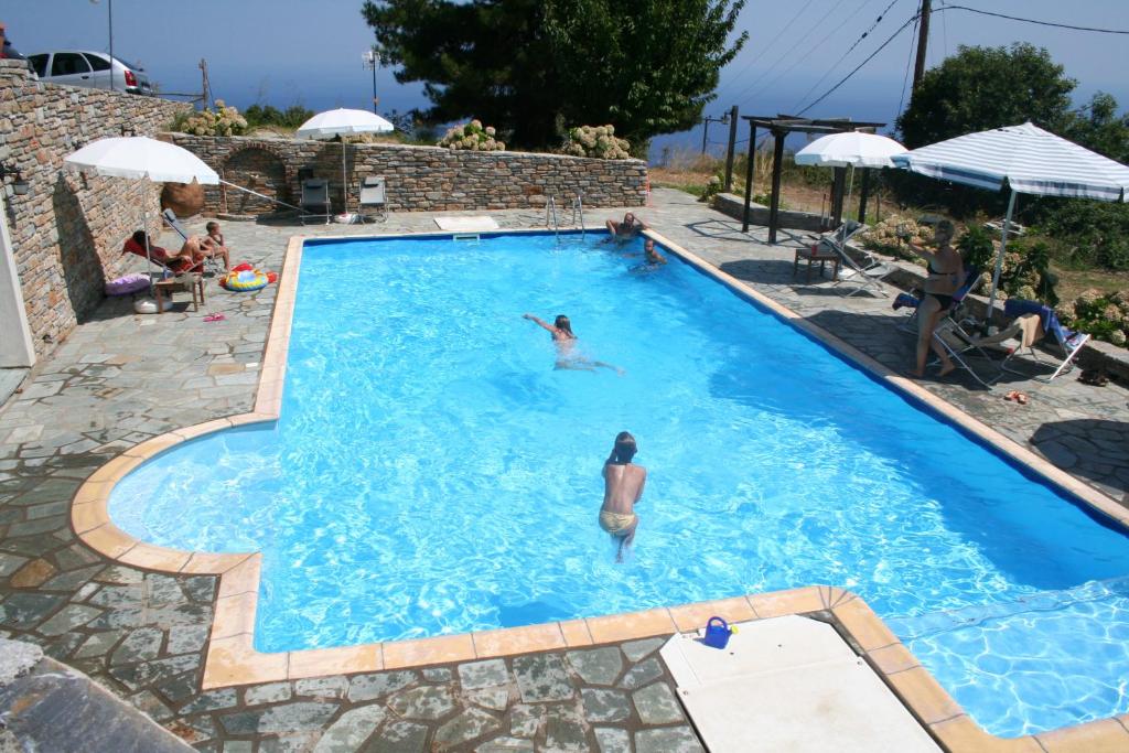 Bazén v ubytování Hotel Vrionis nebo v jeho okolí
