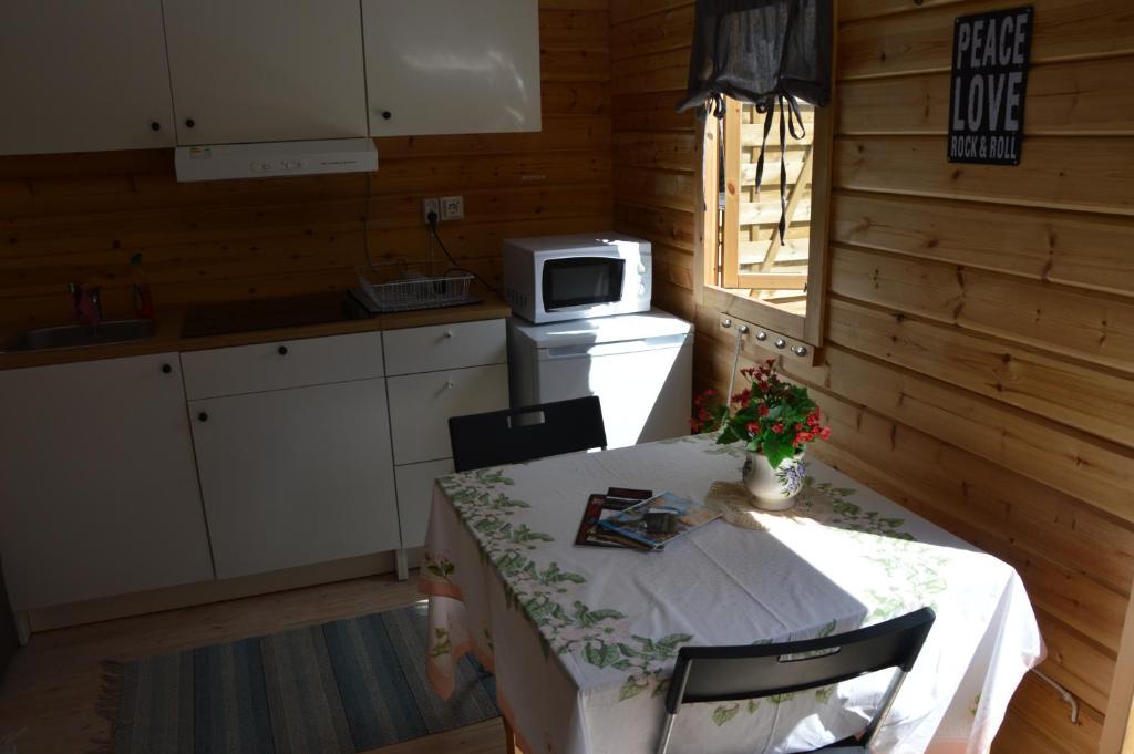 Kuchyň nebo kuchyňský kout v ubytování FAXESTUGORNA
