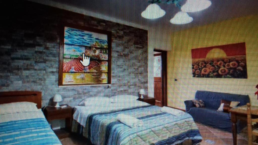 テッラジーニにあるGirasoleのベッドルーム1室(ベッド1台、テーブル、ソファ付)