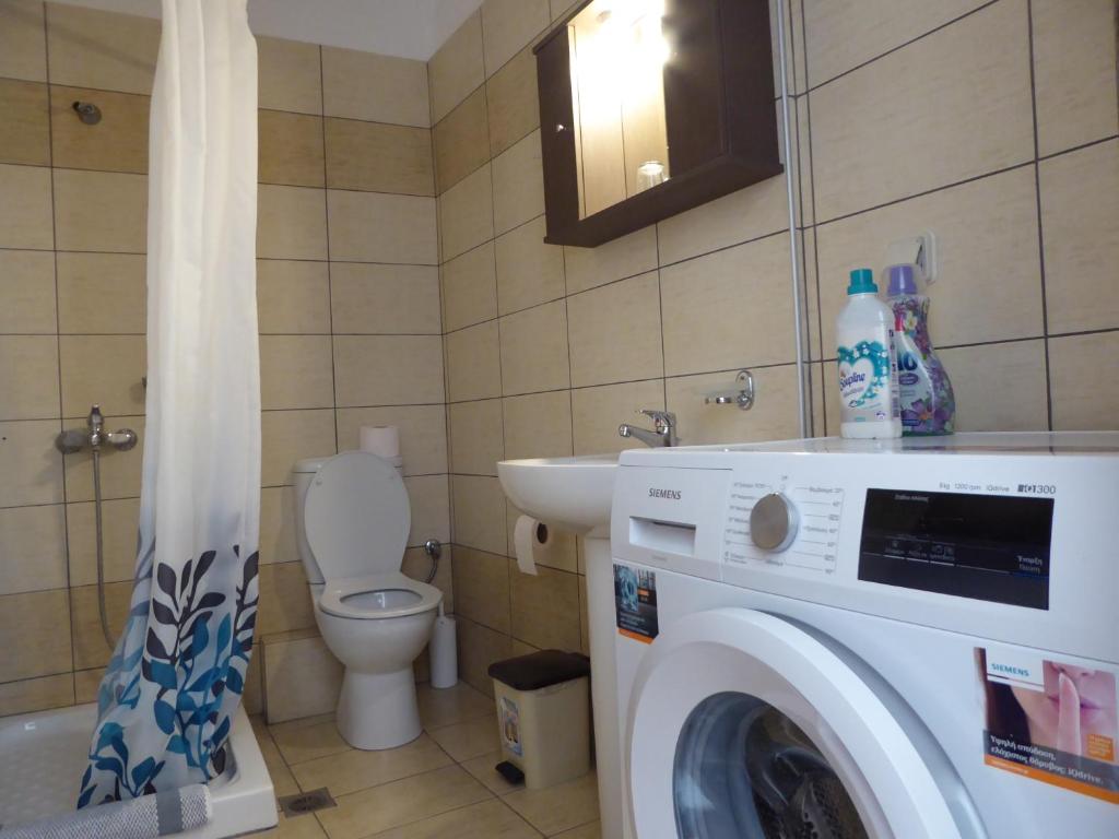 A bathroom at The Sea View Apartments