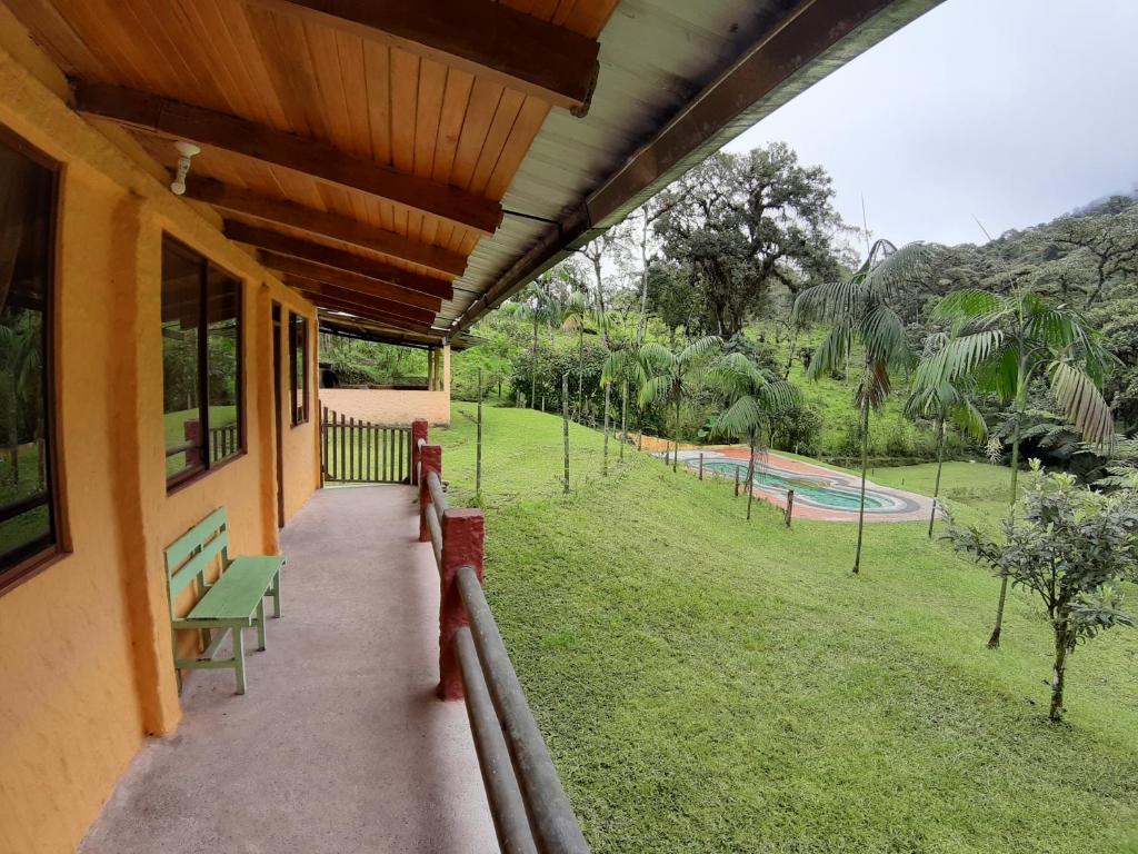Bazén v ubytování Mindo Loma bird lodge nebo v jeho okolí