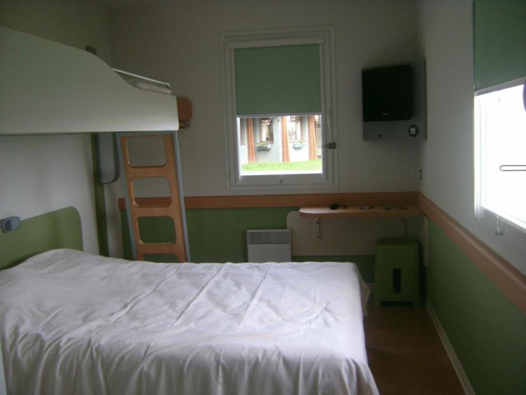 Postel nebo postele na pokoji v ubytování IBIS Budget Pontivy