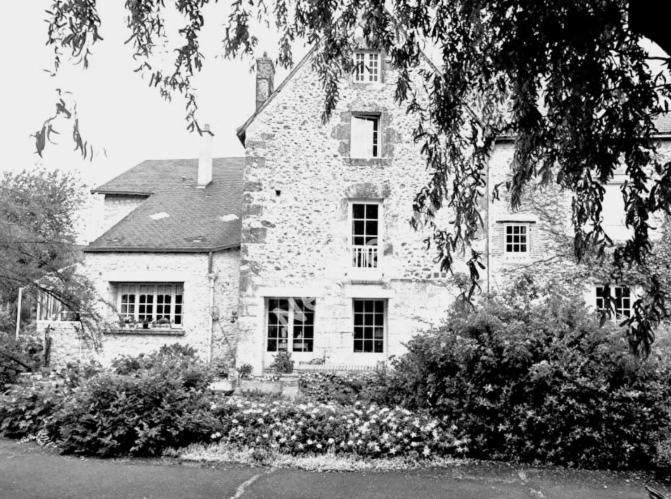 una foto en blanco y negro de una gran casa de piedra en Moulin Béchereau, en Mer