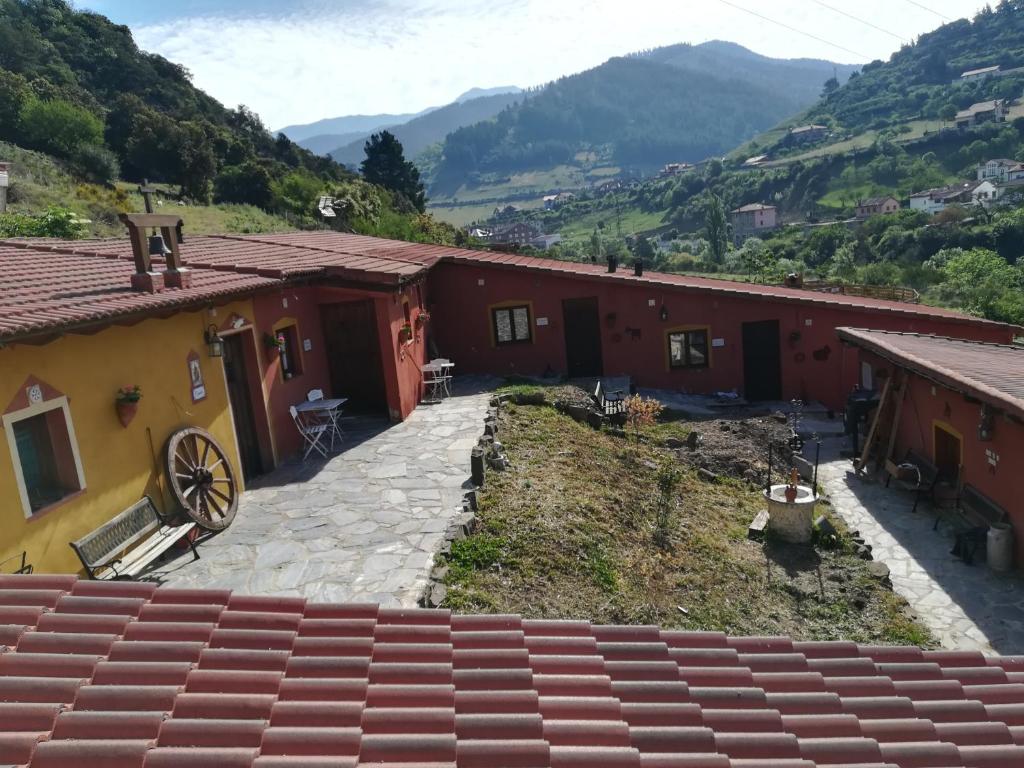 widok na dom z górami w tle w obiekcie La Hacienda Del Campo w mieście Potes