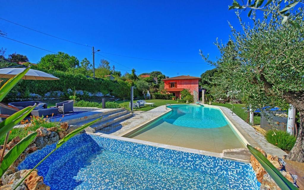 The swimming pool at or close to l' Acciuga Blu