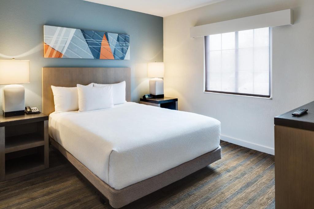 Hyatt House Boston Waltham - Queen Room With Accessible Tub - Disability Access