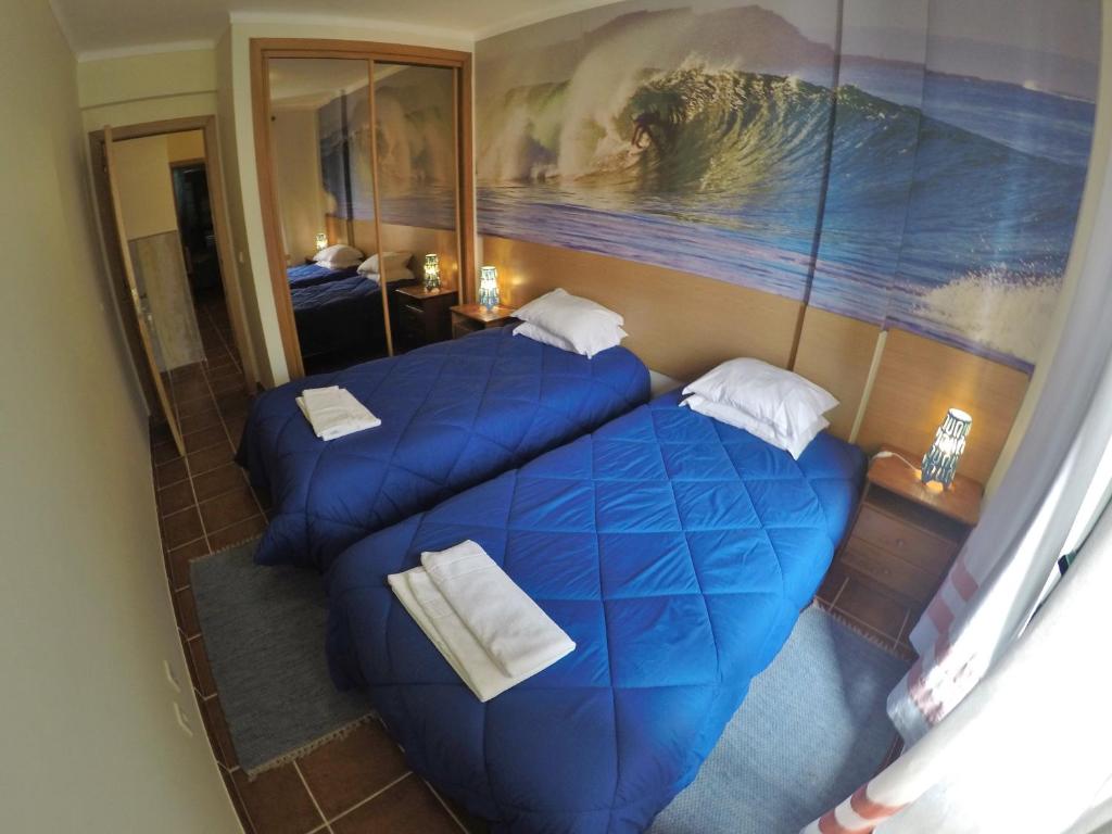 Postel nebo postele na pokoji v ubytování Supertubos Beach Hostel