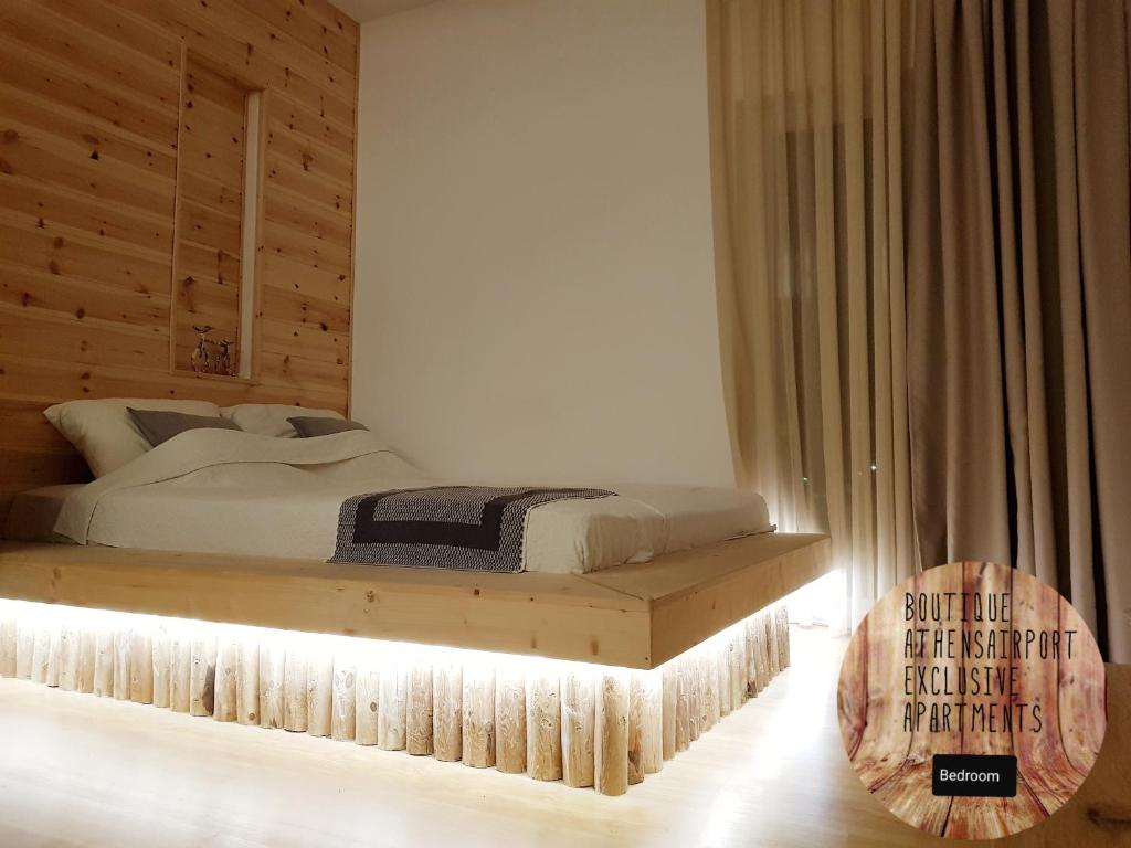 1 dormitorio con 1 cama con pared de madera en Boutique Athensairport Apartments, en Markopoulo