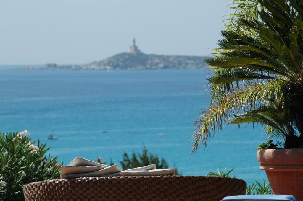 a view of the ocean from a resort patio at Residence Fenicia in Villasimius