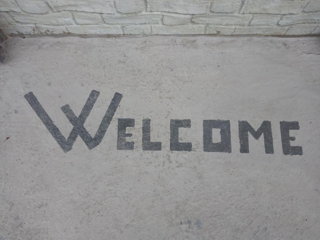 um sinal de boas-vindas no lado de uma parede de tijolos em SoleLuna B&B em Cropani