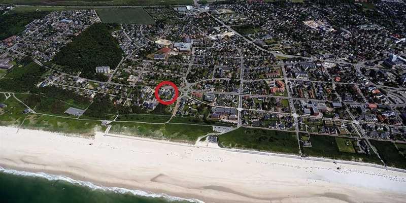 une carte d'une plage avec un cercle rouge dans l'établissement Haus Norderstrasse Whg 1, à Westerland