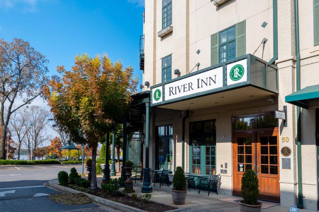 ein neueres Gastgebäude mit einem Schild darauf in der Unterkunft River Inn of Harbor Town in Memphis