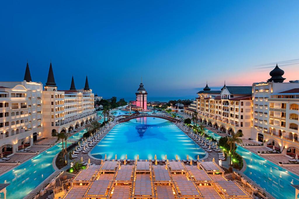 - Vistas a la piscina del complejo en Titanic Mardan Palace en Lara