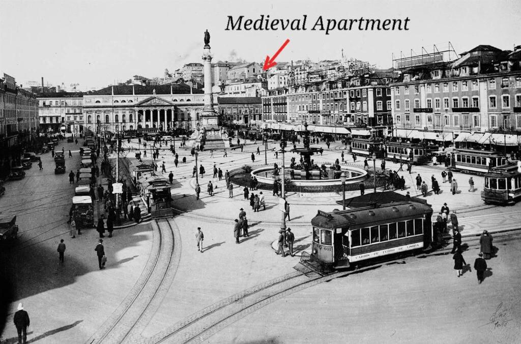 une photo en noir et blanc d'une ville avec un train dans l'établissement Romantic Medieval Apartment, à Lisbonne