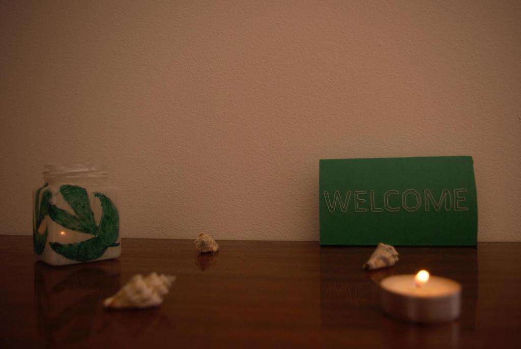 - une table avec une bougie et un signe de bienvenue dans l'établissement Romantic Apartment In Nature, à Borovići