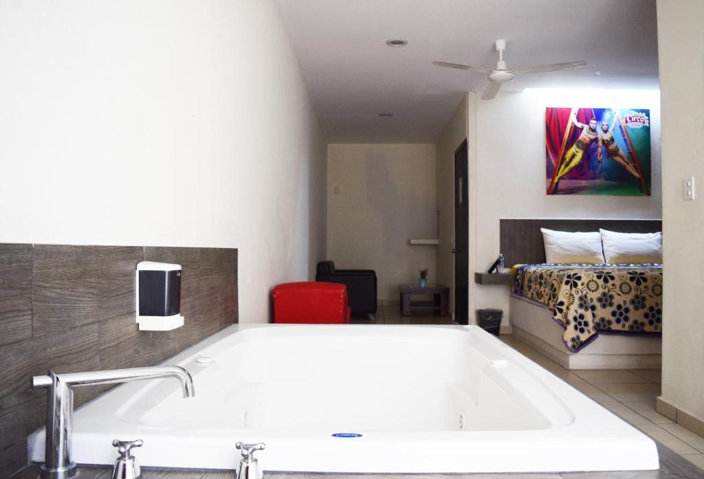 Motel el Circo - Deluxe Suite With Spa Bath