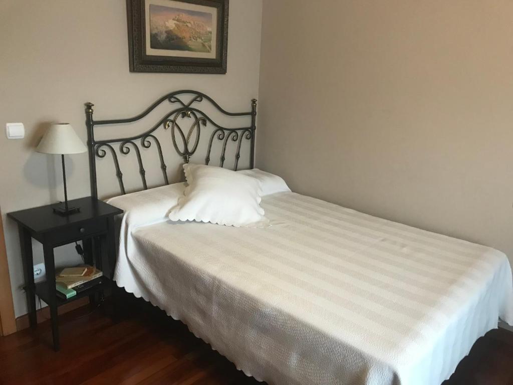 sypialnia z łóżkiem z poduszką i lampą w obiekcie Habitación doble independiente con baño compartido w Grenadzie